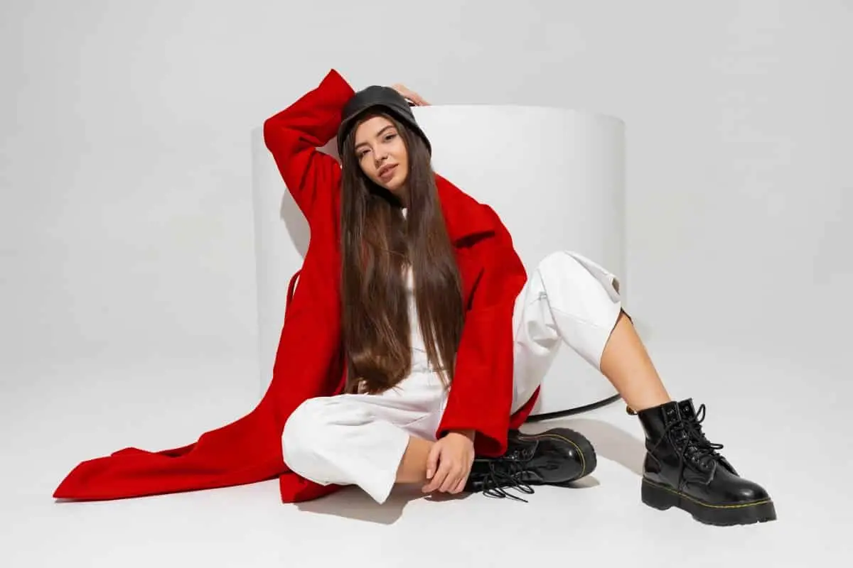 Home Fashionable Model Stylish Hat Red Coat Boots Posing White Wall Studio 1